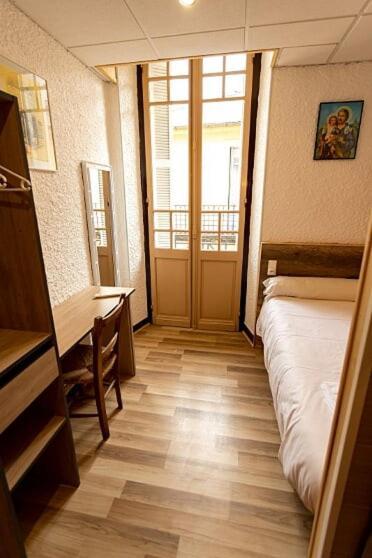 Hotel-Restaurant Le Saint Christophe Lourdes Esterno foto