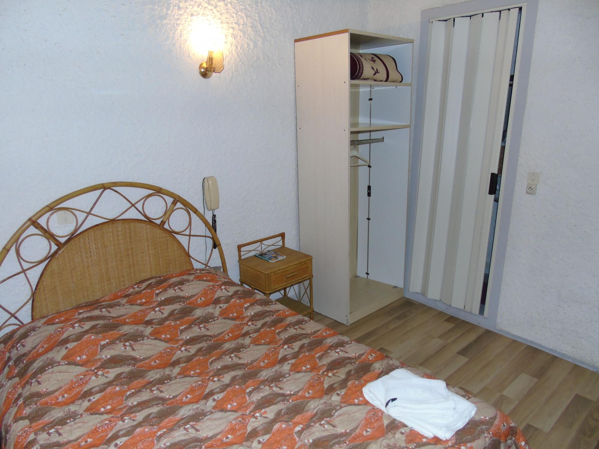 Hotel-Restaurant Le Saint Christophe Lourdes Esterno foto